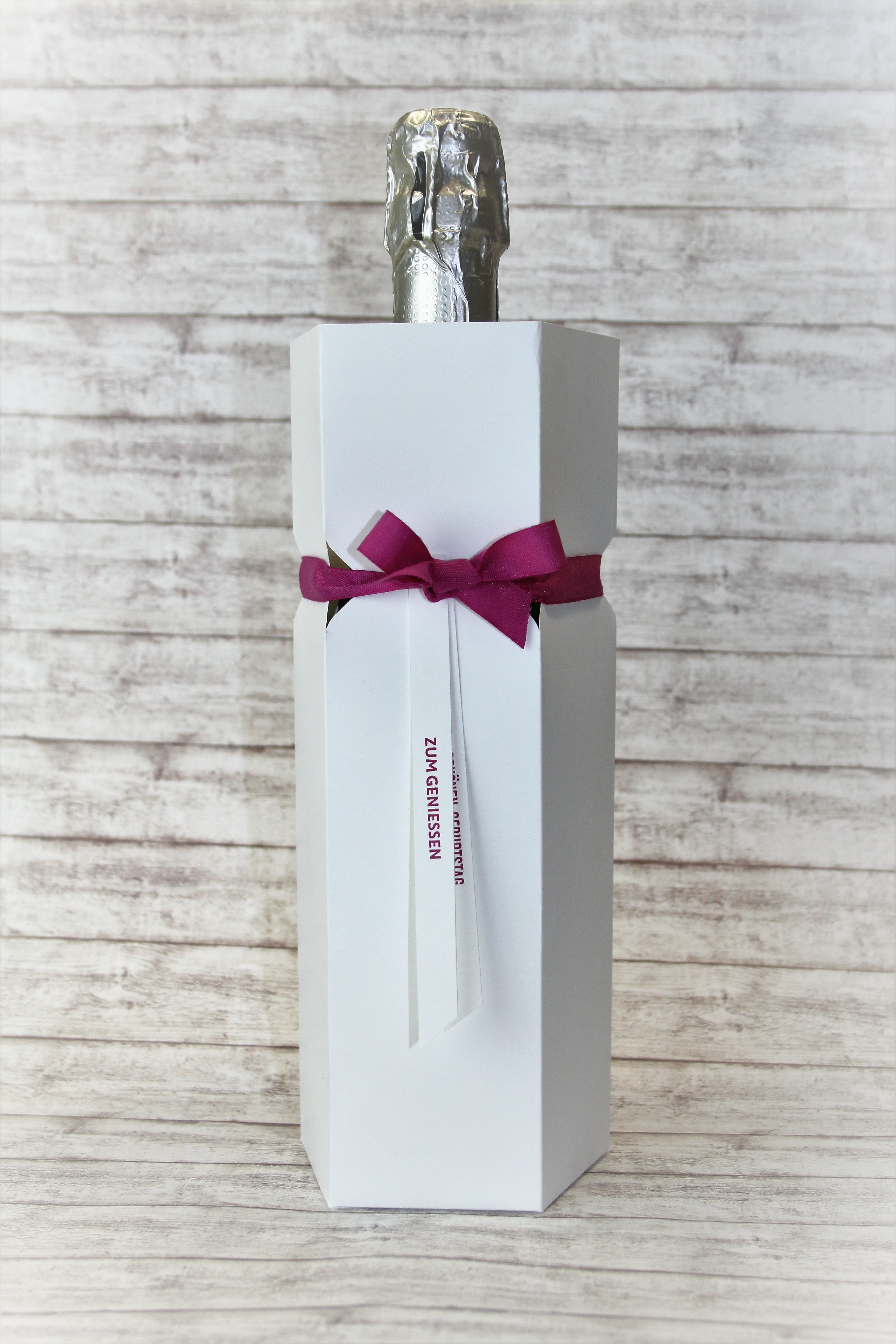 Sektflasche mit dem Envelope Punch Board